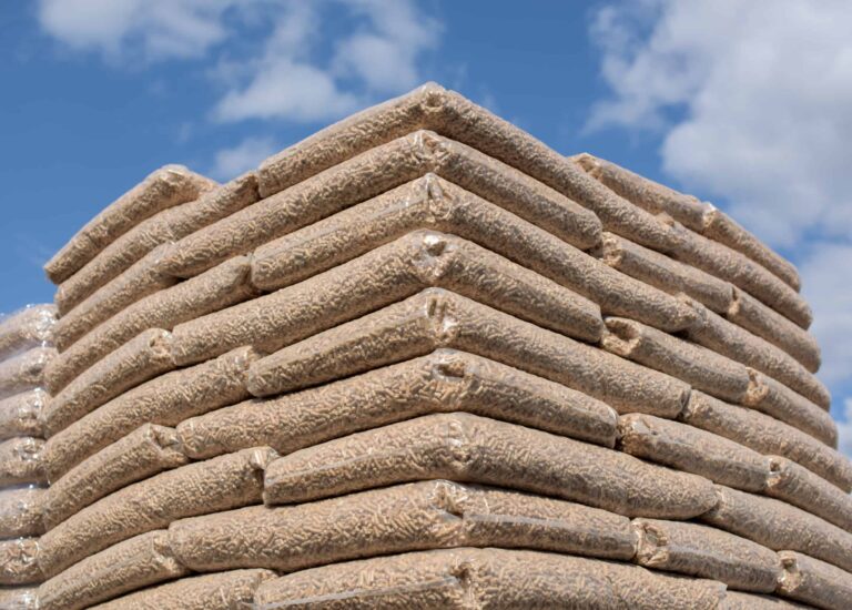 Kompakte Energie: 15kg Holzpellets für umweltbewusste Wärme. © Adobe Stock