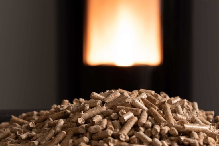 Ein Ofen nutzt Pellets als Brennstoff zur Wärmegewinnung. © Afobe Stock