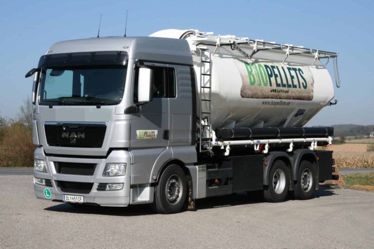 Silo-LKW liefert BioPellets. © HASSLACHER Gruppe