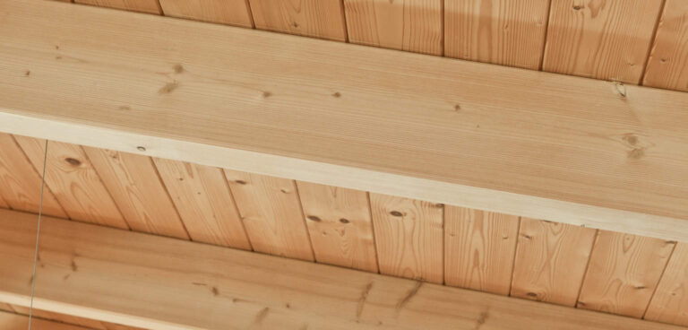 Das Werk sortiert geeignetes Holz für die Konstruktionsvollholz-Produktion aus. © Jost & Bayer